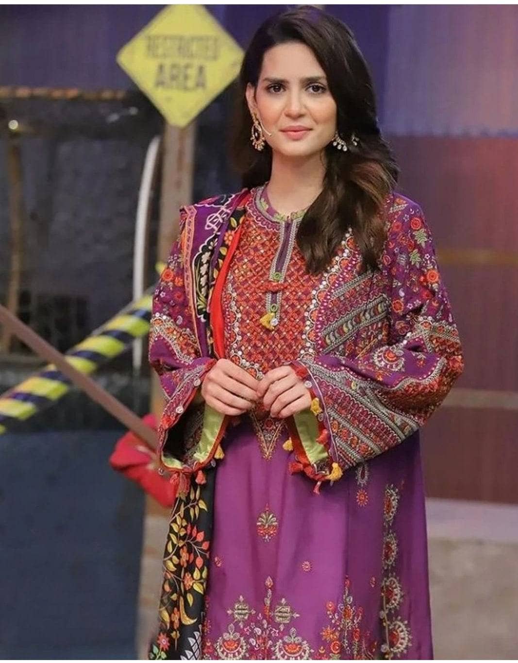 img_elan_lawn_22_awwal_boutique