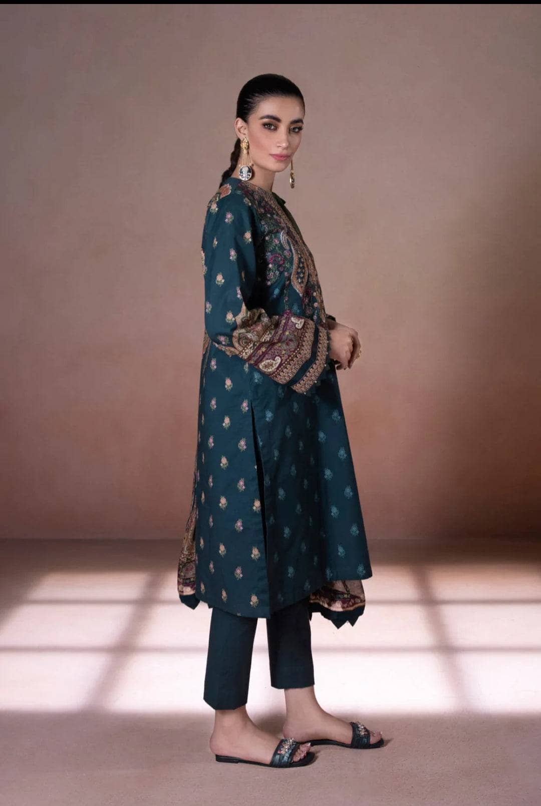 img_sapphire_intermix_2022_awwal_boutique