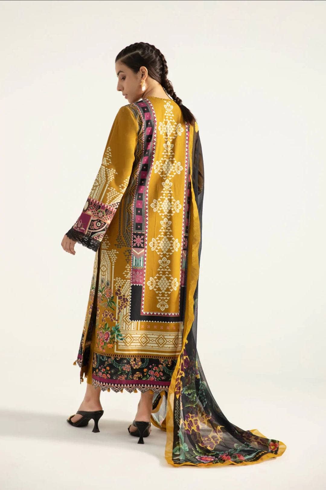 img_sapphire_intermix_2022_awwal_boutique