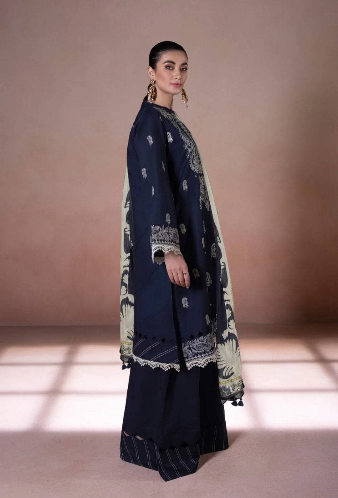 img_sapphire_intermix_2022_awwal_boutique