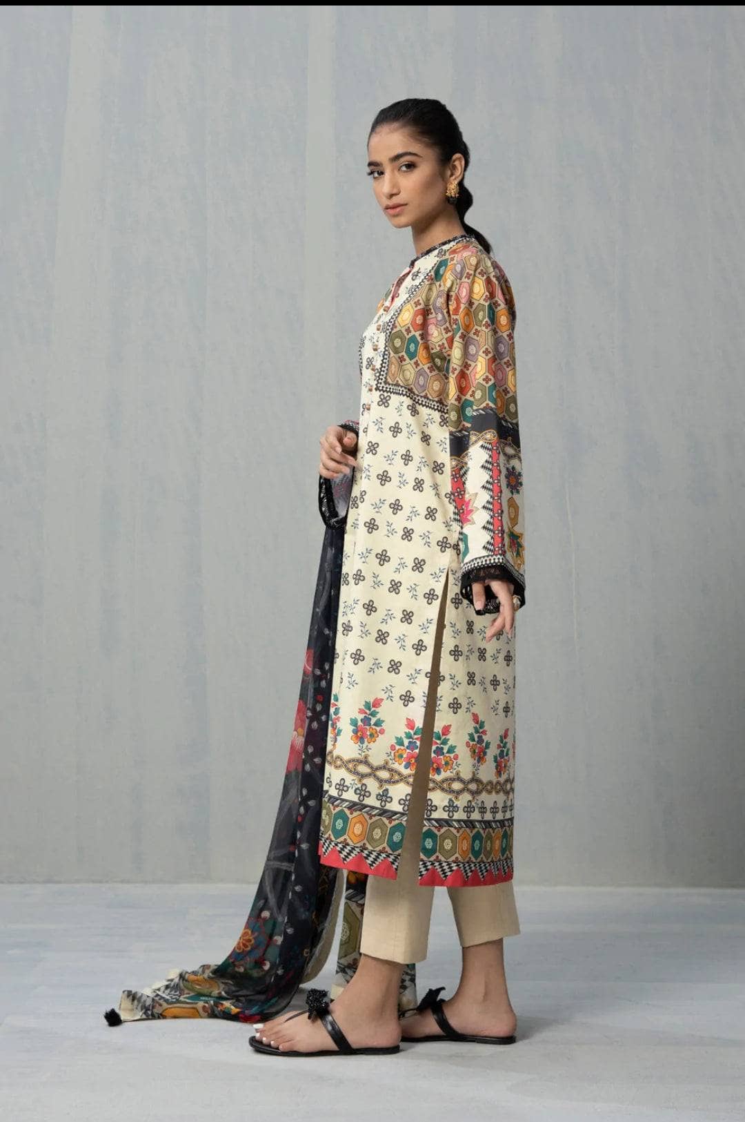 img_sapphire_intermix_2022_awwal_boutique