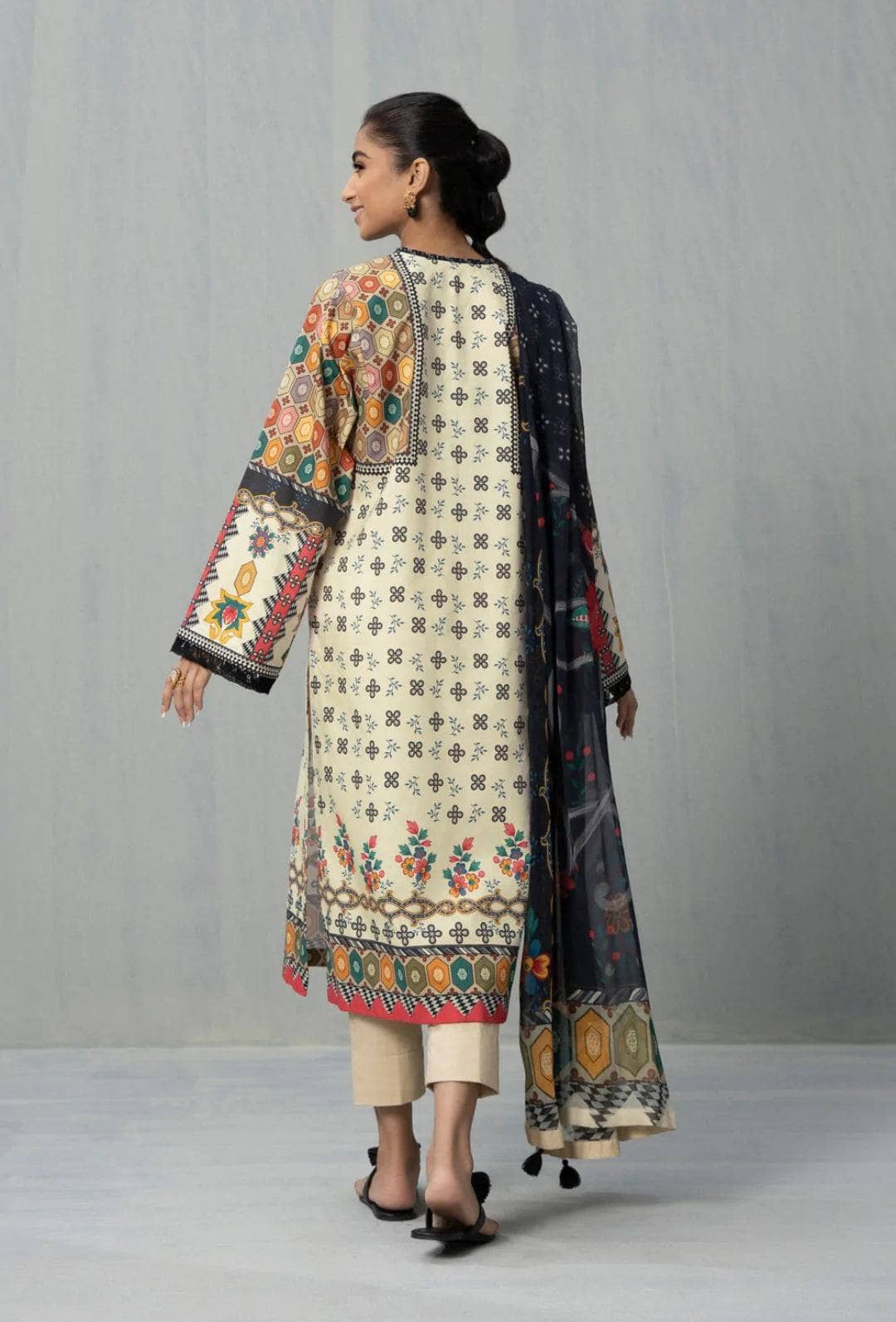 img_sapphire_intermix_2022_awwal_boutique