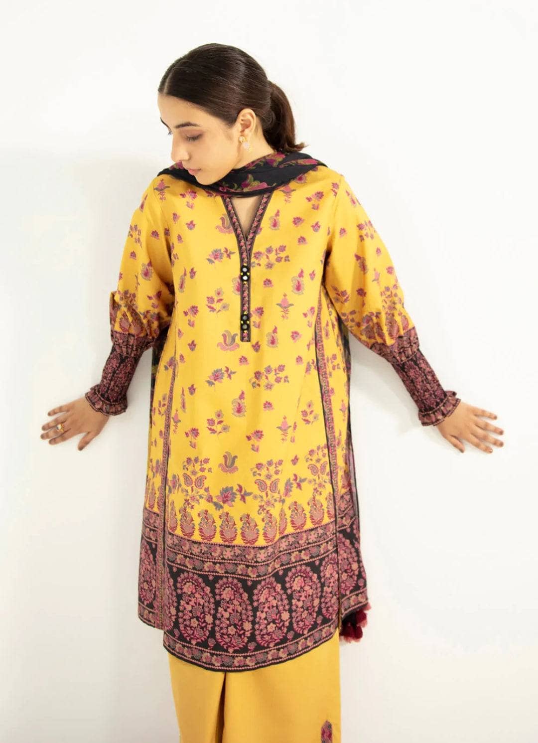 img_sapphire_intermix_2022_awwal_boutique