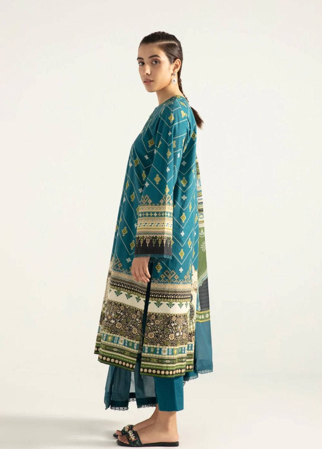 img_sapphire_intermix_2022_awwal_boutique