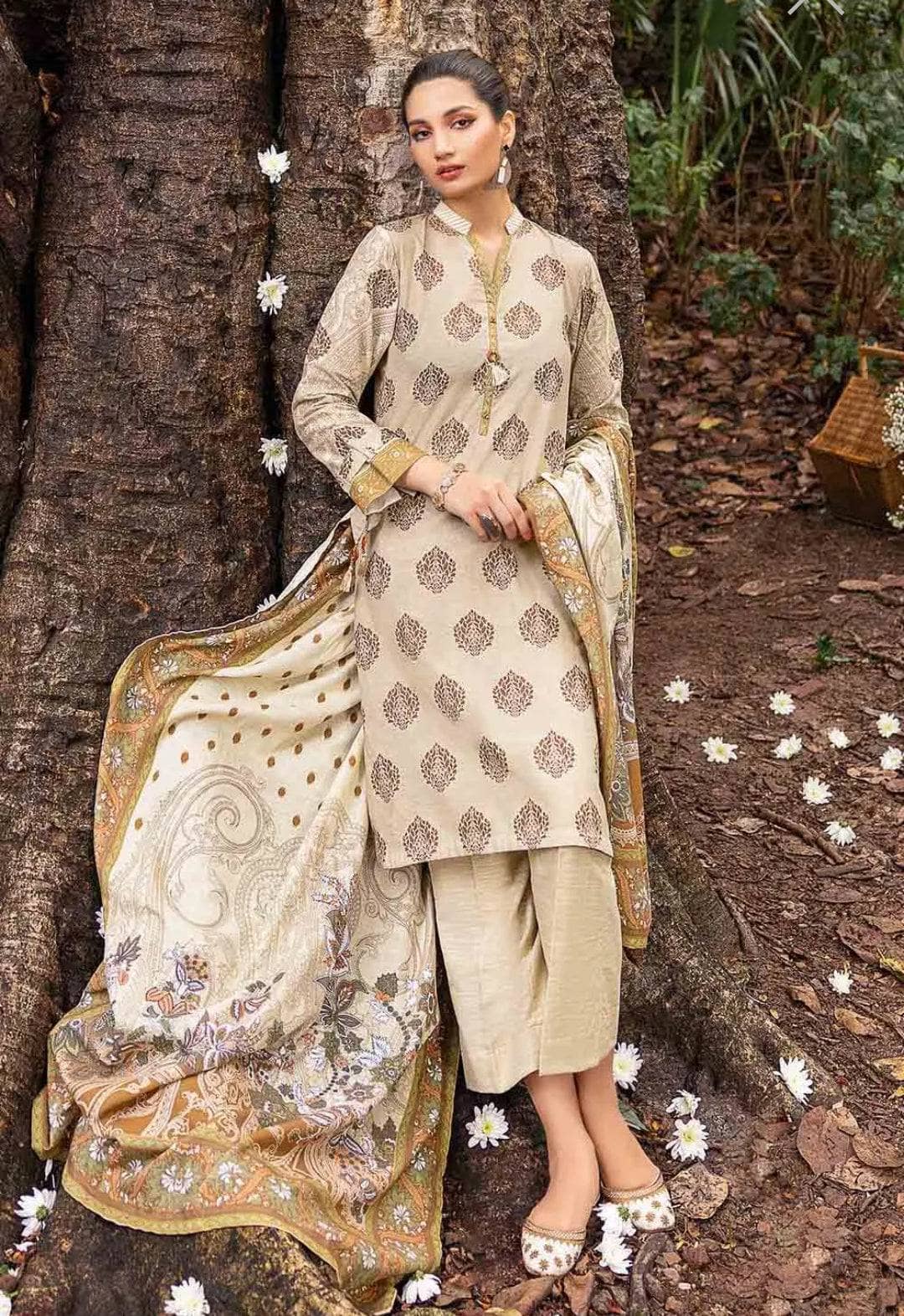 Img_gul_ahmed_khaddar_2022_awwal_boutique