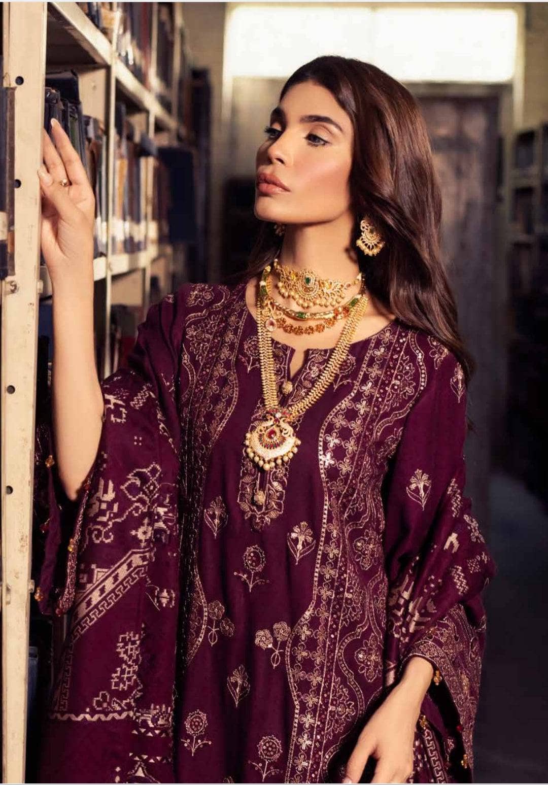 img_nureh_leather_peach_jacquard_shawl_awwal_boutique