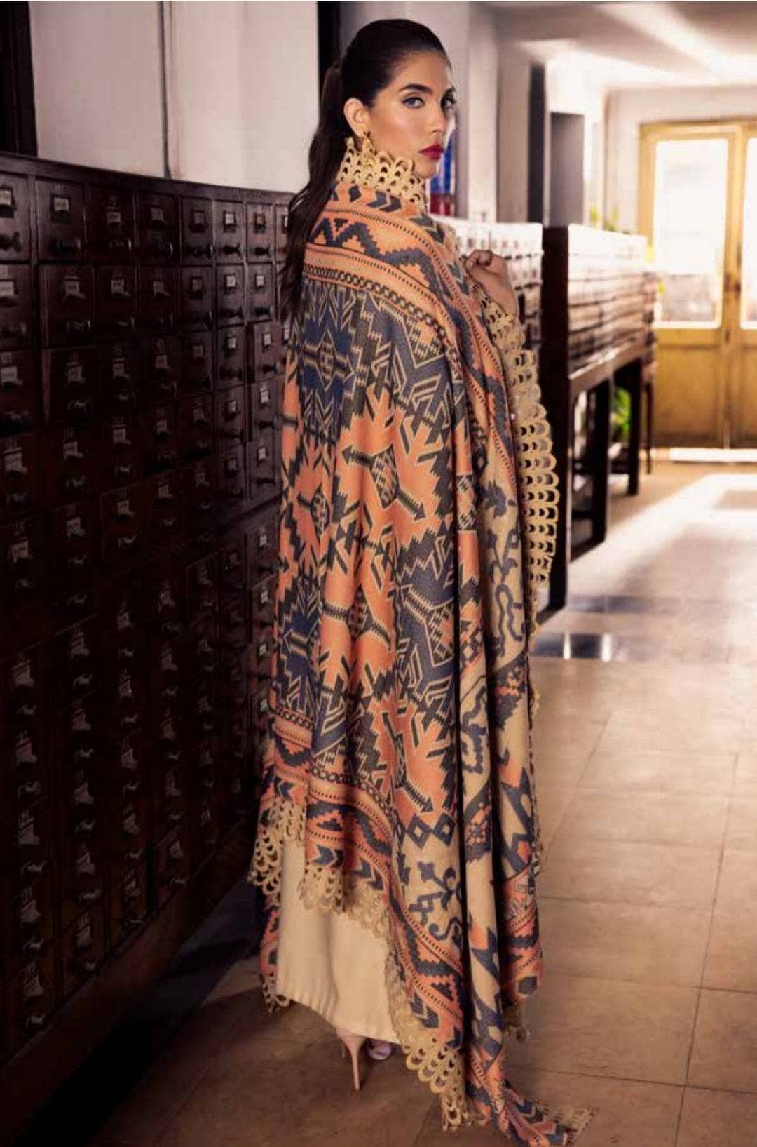 img_nureh_leather_peach_jacquard_shawl_awwal_boutique