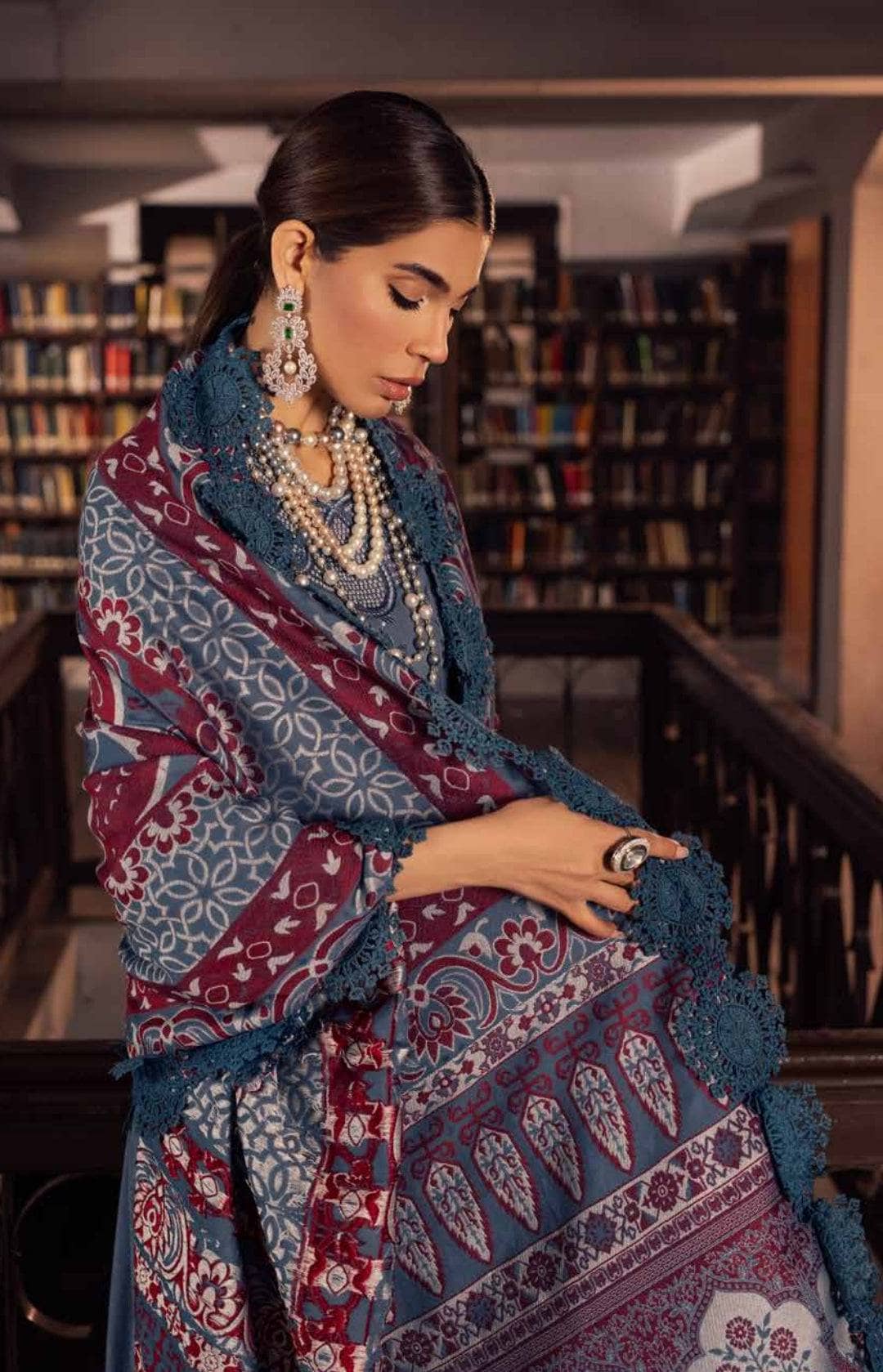 img_nureh_leather_peach_jacquard_shawl_awwal_boutique