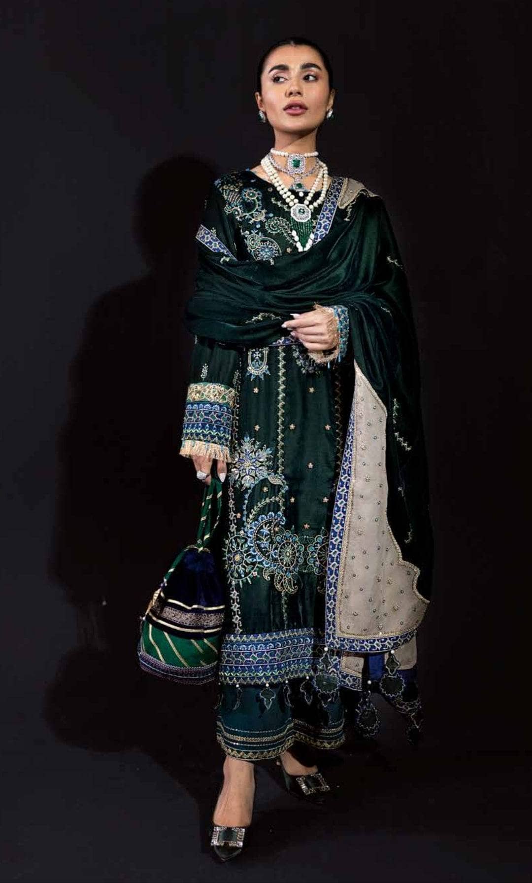 img_nureh_maya_velvet_awwal_boutique