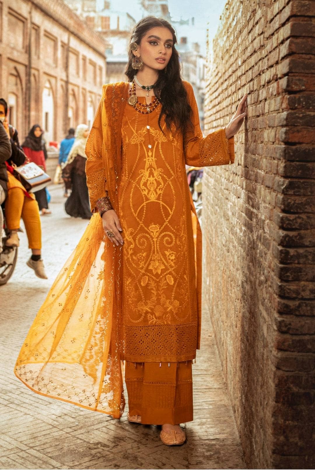 img_nureh_bazar_with_mukesh_dupatta_awwal_boutique