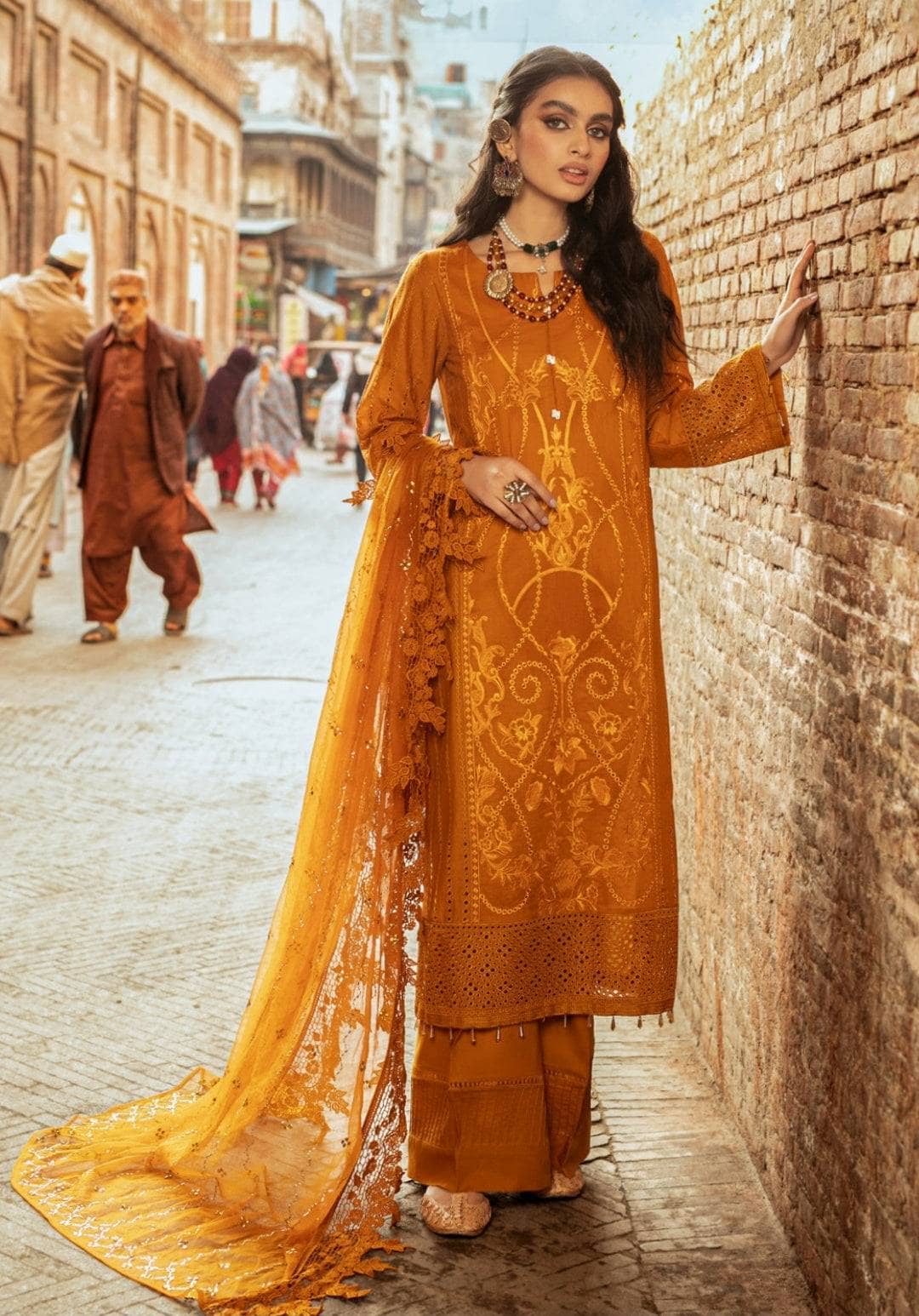 img_nureh_bazar_with_mukesh_dupatta_awwal_boutique