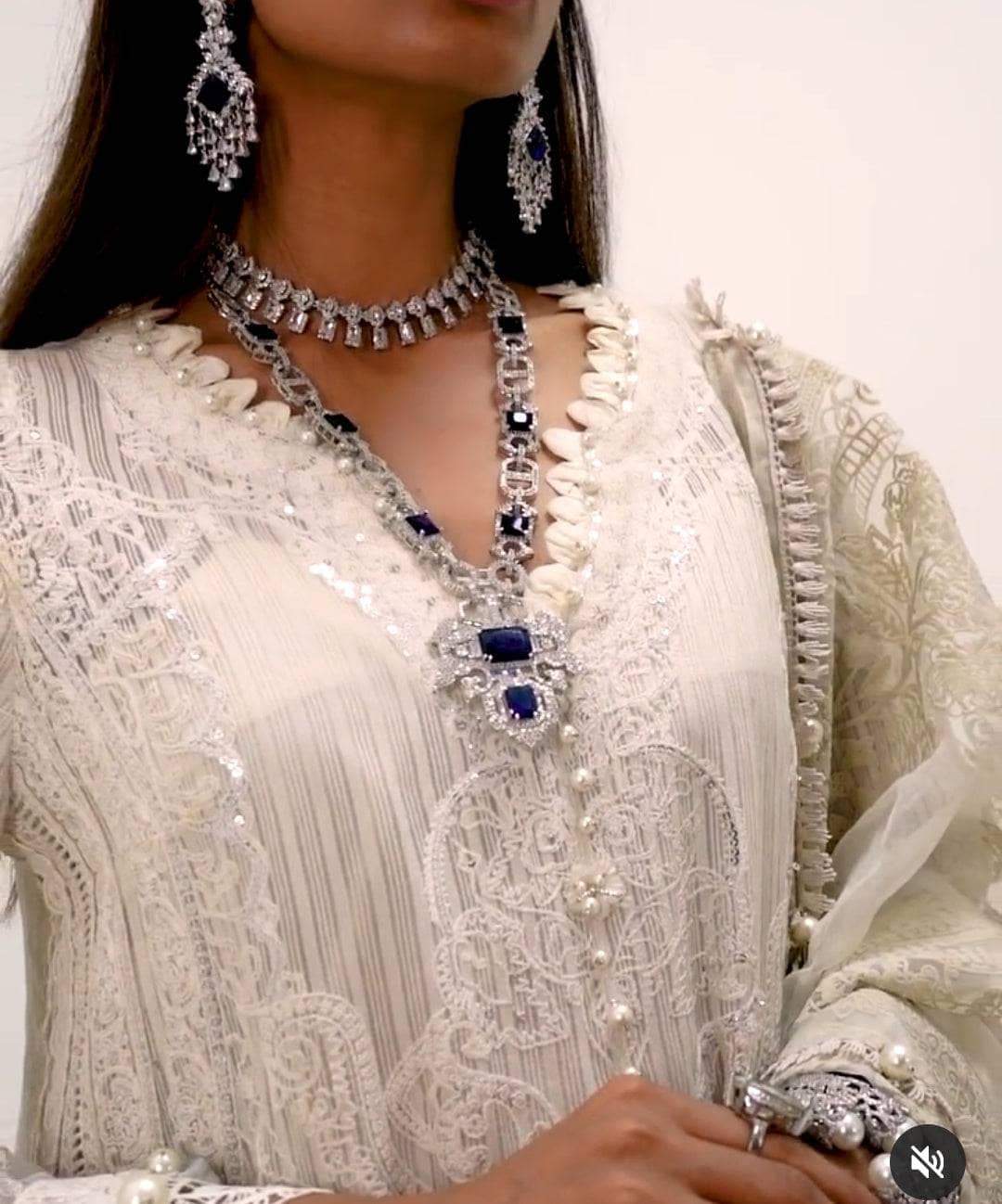 img_sana_safinaz_luxury_lawn_22_awwal_boutique