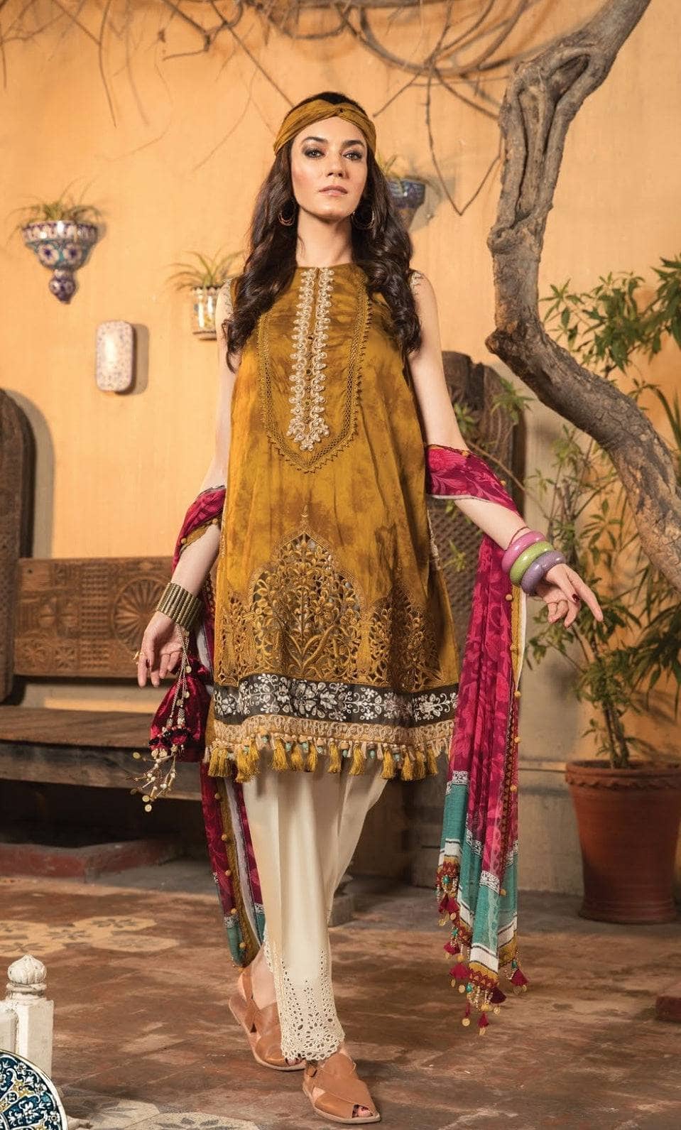 img_maria_b_lawn_22_awwal_boutique