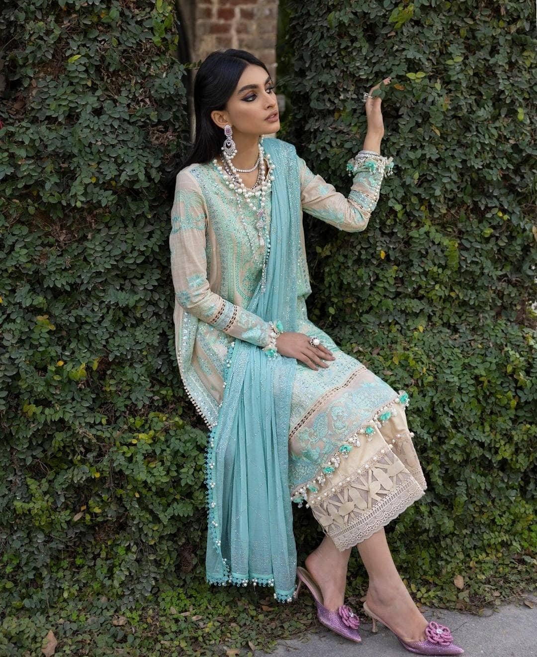 img_sana_safinaz_luxury_lawn_22_awwal_boutique