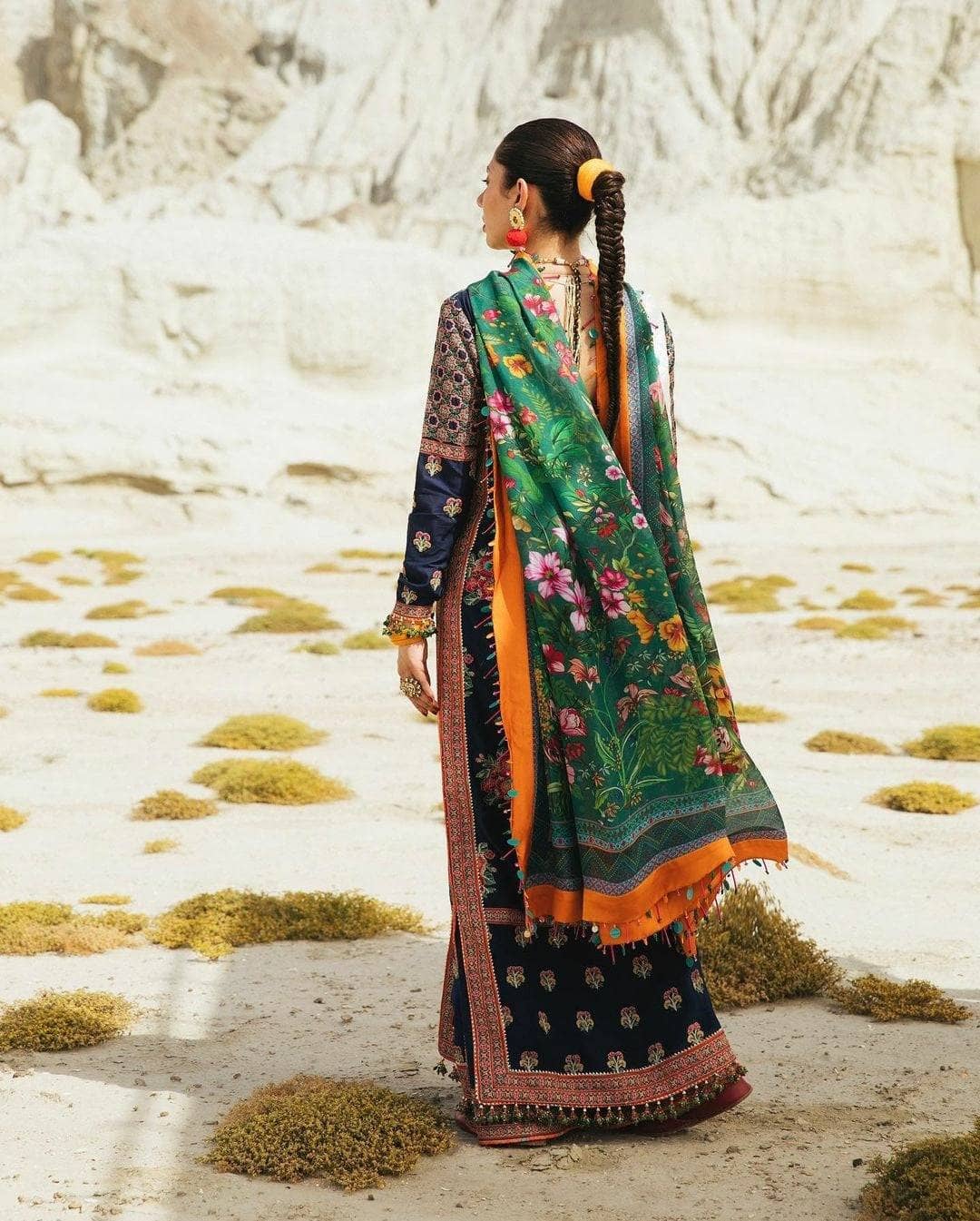 img_hussain_rehar_luxury_lawn_22_awwal_boutique