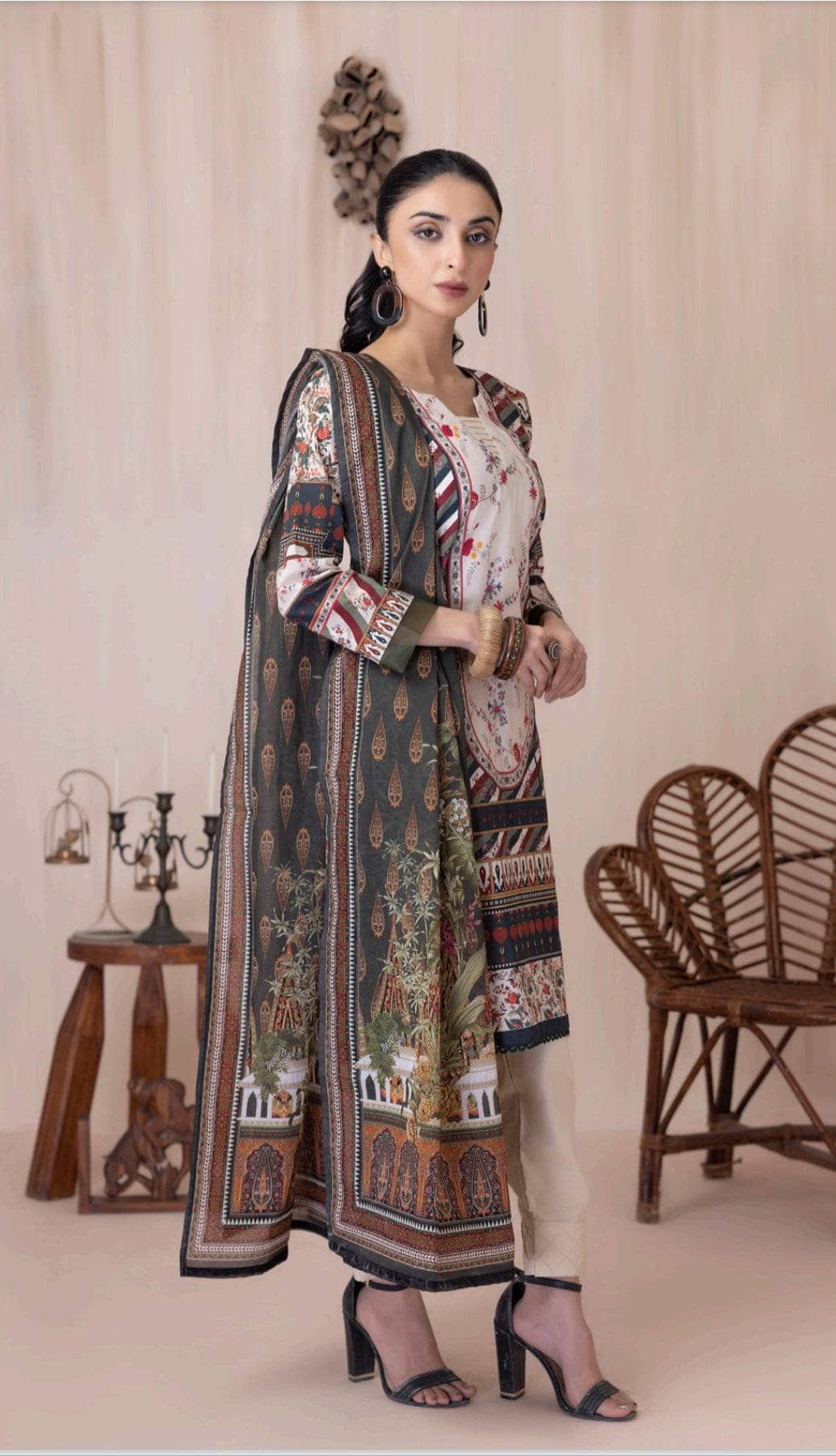 img_salina_printed_lawn_by_regalia_awwal_boutique