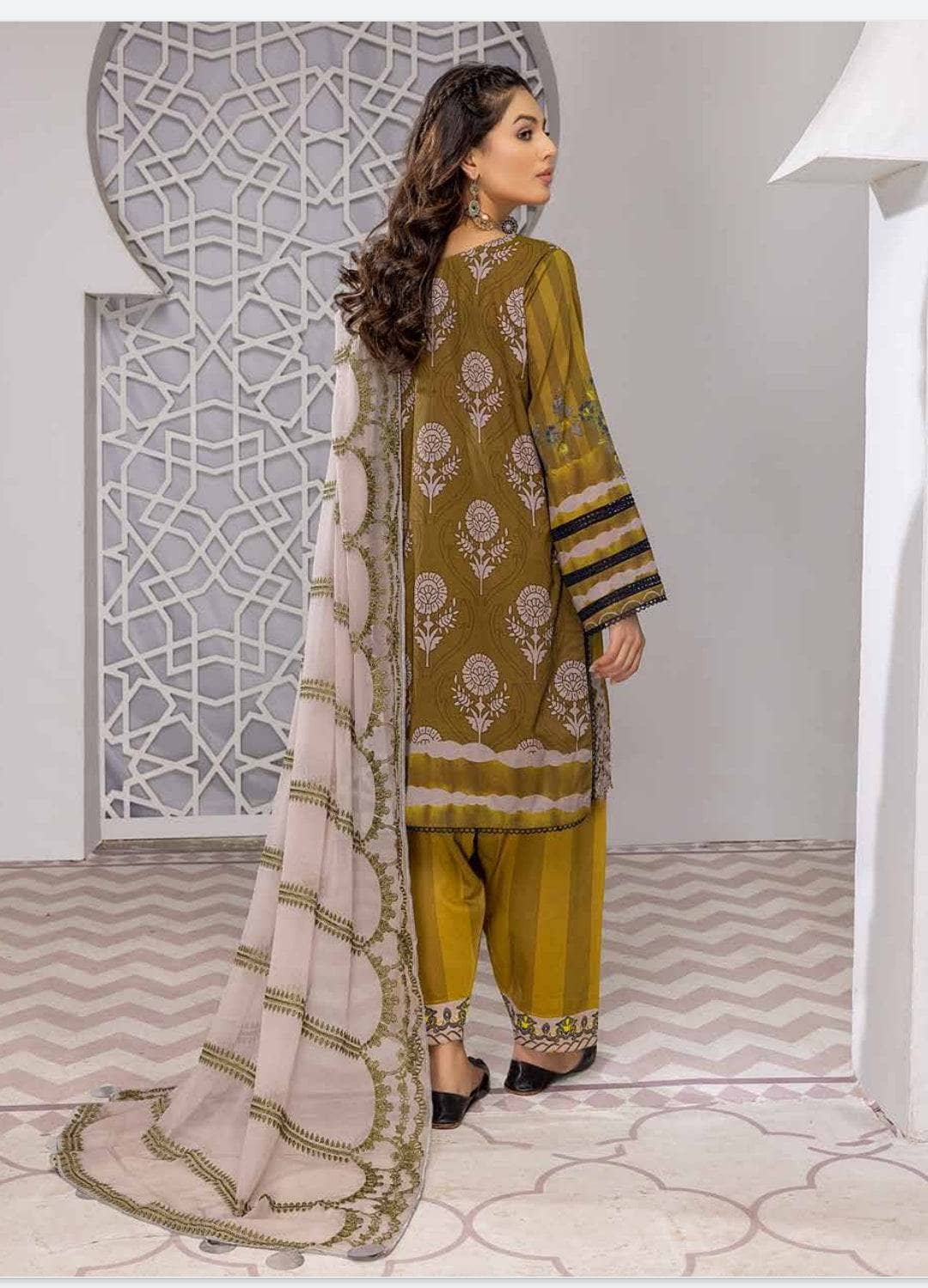 Img_charizma_naranji_lawn_awwal_boutique