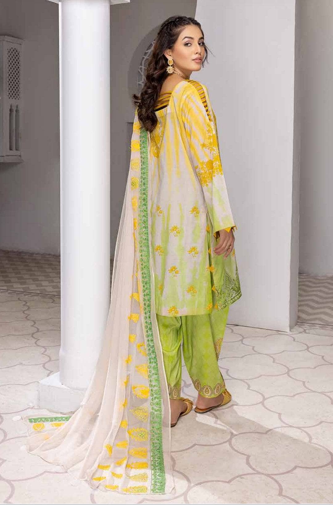 Img_charizma_naranji_lawn_awwal_boutique