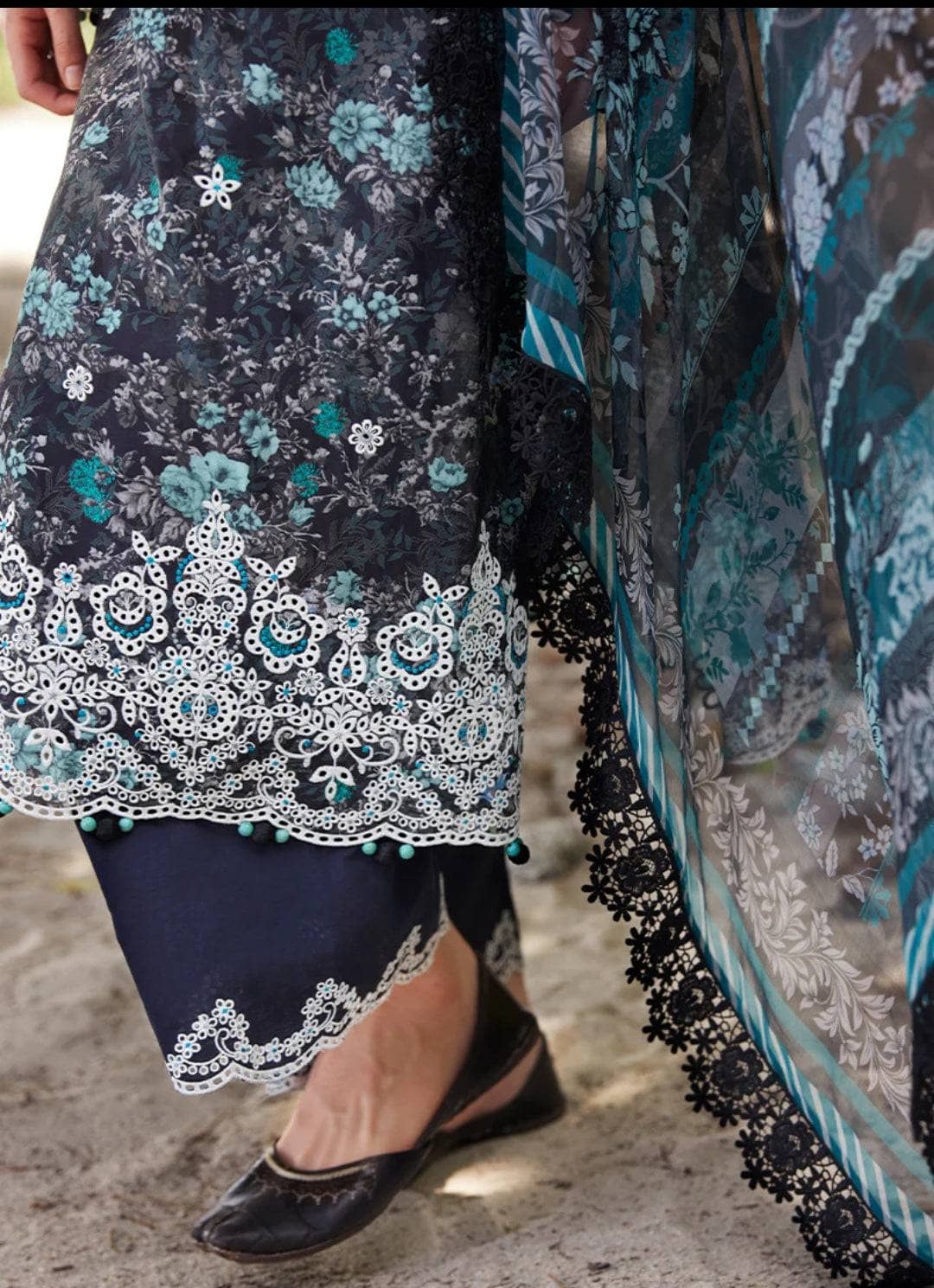 img_image_lawnkari_printkari_23_awwal_boutique