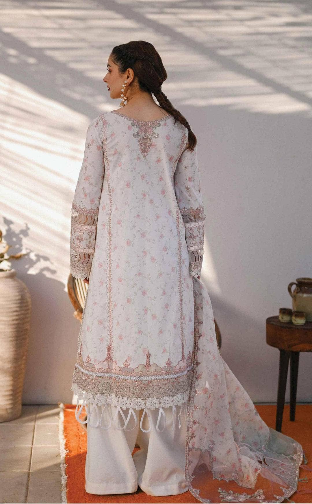 img_qalamkar_sahil_luxury_lawn_23_awwal_boutique