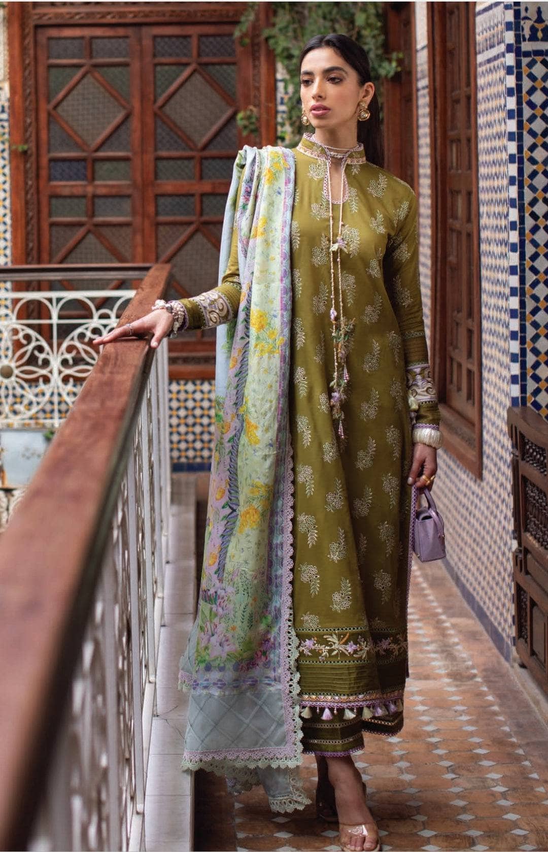 img_farah_talib_aziz_lawn_23_awwal_boutique