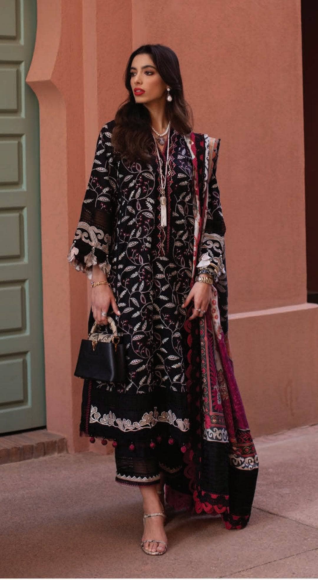 img_farah_talib_aziz_lawn_23_awwal_boutique
