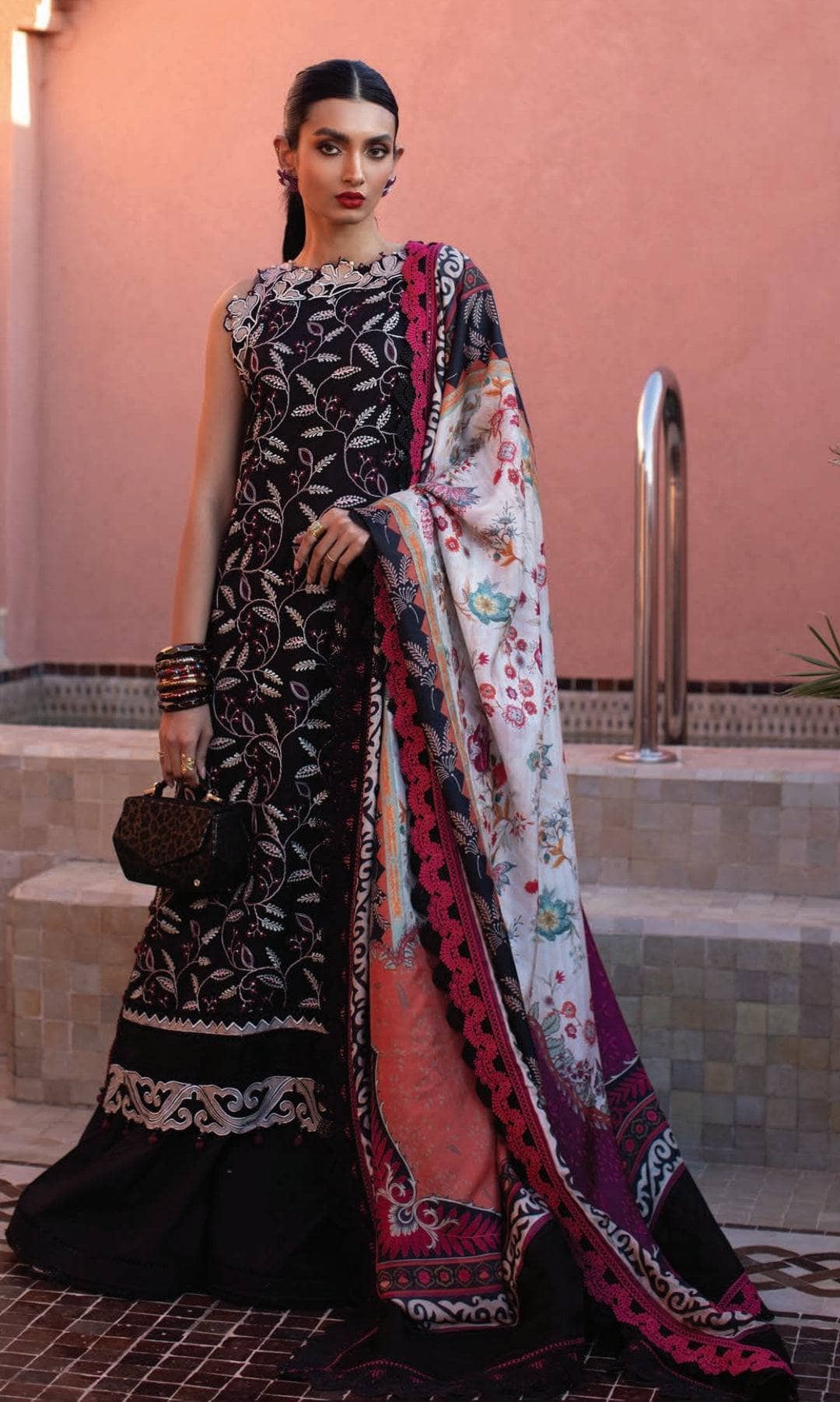 img_farah_talib_aziz_lawn_23_awwal_boutique