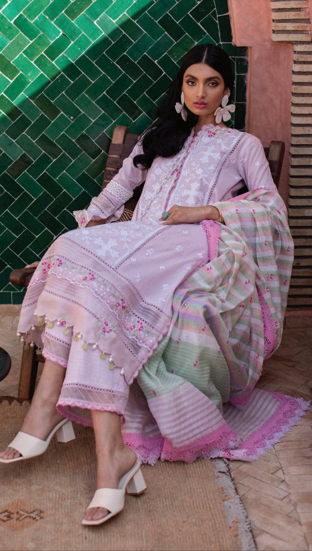 img_farah_talib_aziz_lawn_23_awwal_boutique