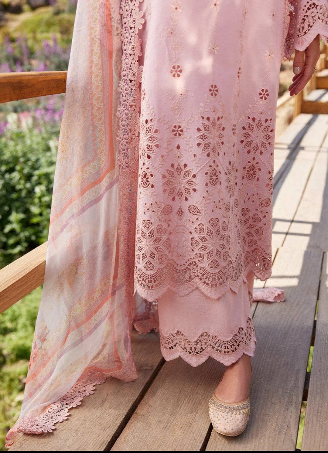 img_image_lawnkari_lawn_23_awwal_boutique