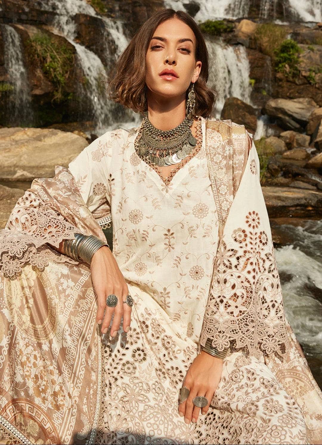 img_image_lawnkari_lawn_23_awwal_boutique