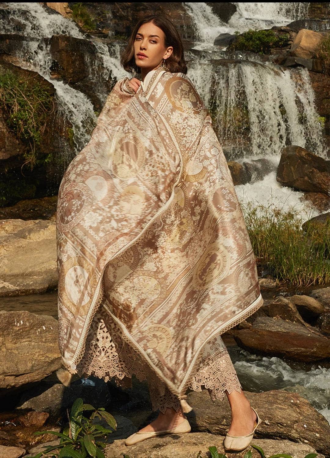 img_image_lawnkari_lawn_23_awwal_boutique