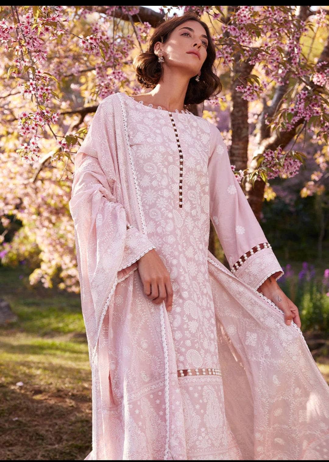 Img_image_lawnkari_23_awwal_boutique