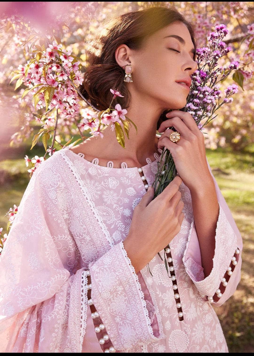 Img_image_lawnkari_23_awwal_boutique