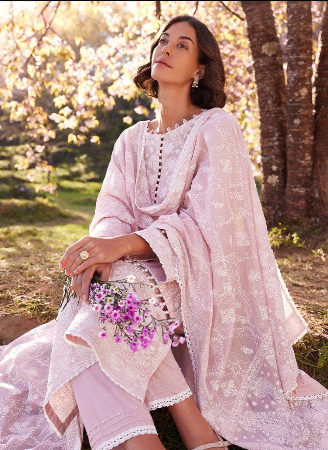 Img_image_lawnkari_23_awwal_boutique