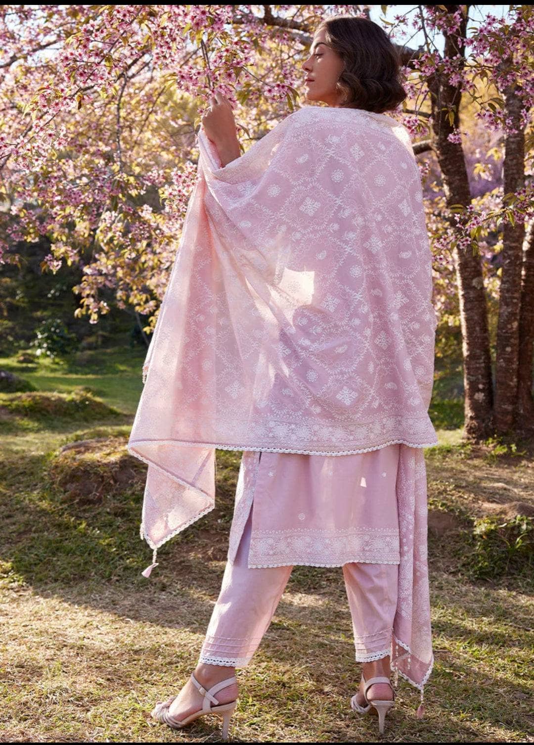 Img_image_lawnkari_23_awwal_boutique