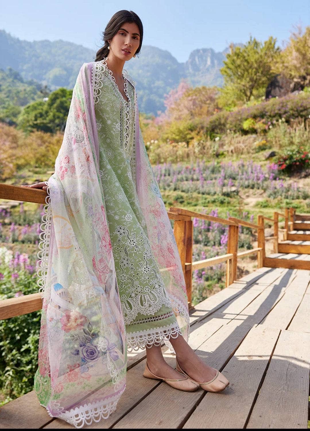 Img_image_lawnkari_23_awwal_boutique