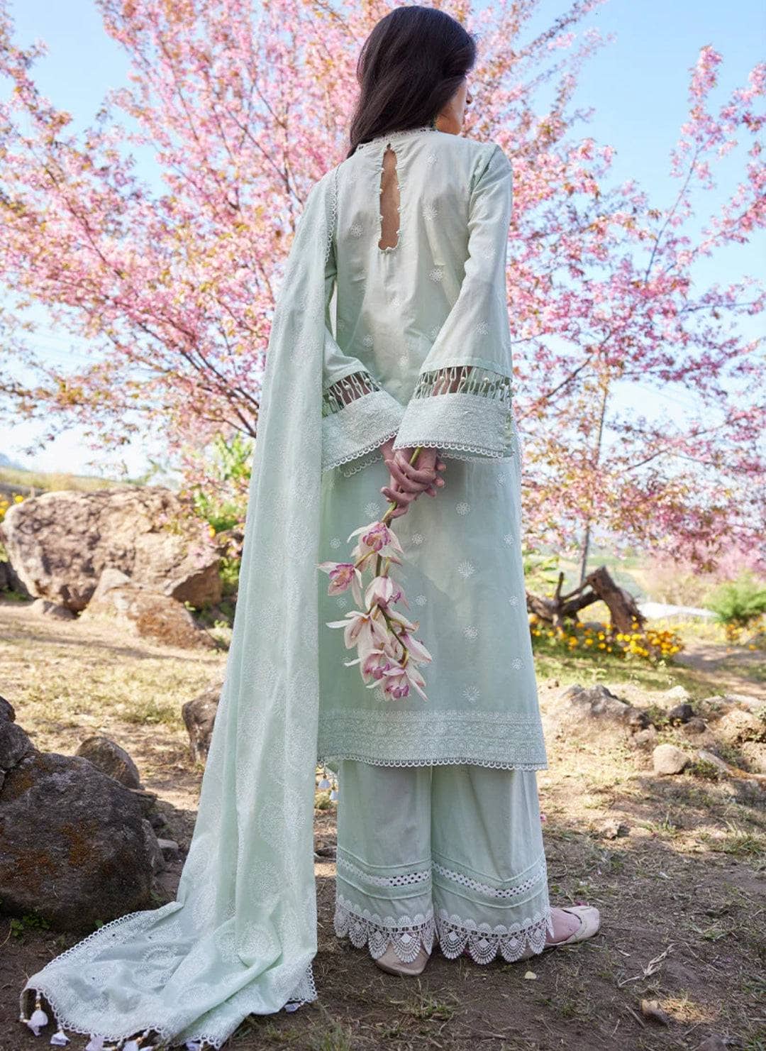 Img_image_lawnkari_23_awwal_boutique