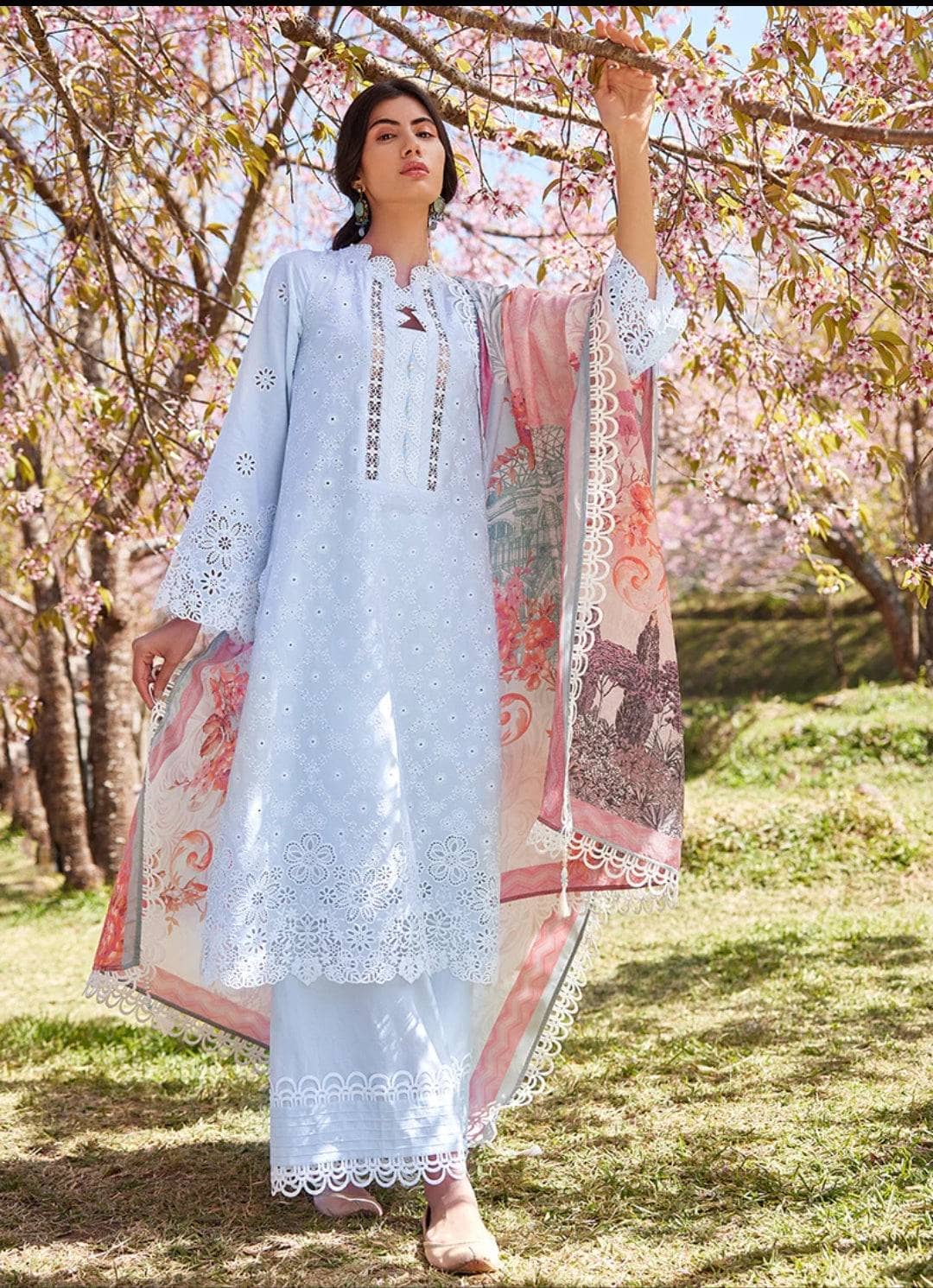 img_image_lawnkari_lawn_23_awwal_boutique