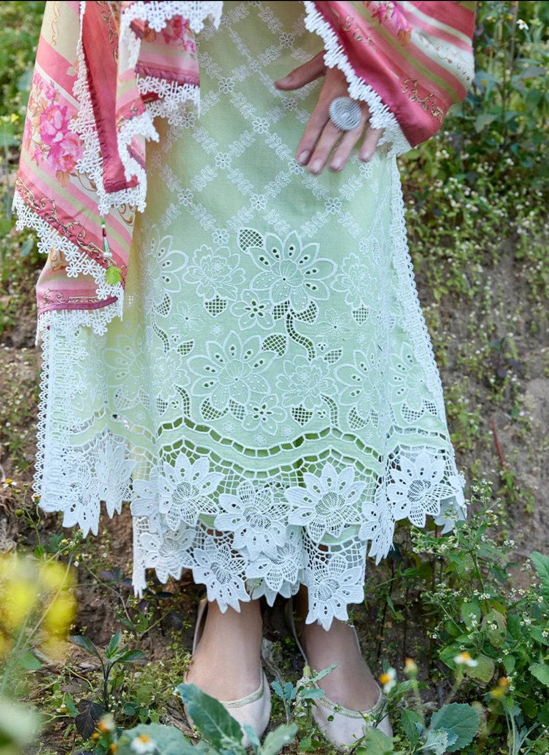 img_image_lawnkari_lawn_23_awwal_boutique