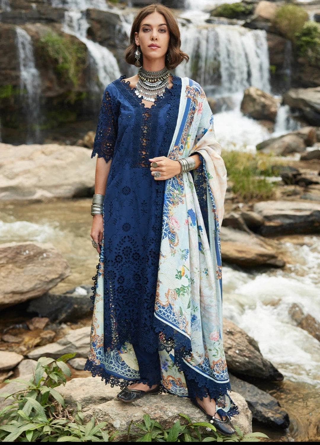 img_image_lawnkari_lawn_23_awwal_boutique