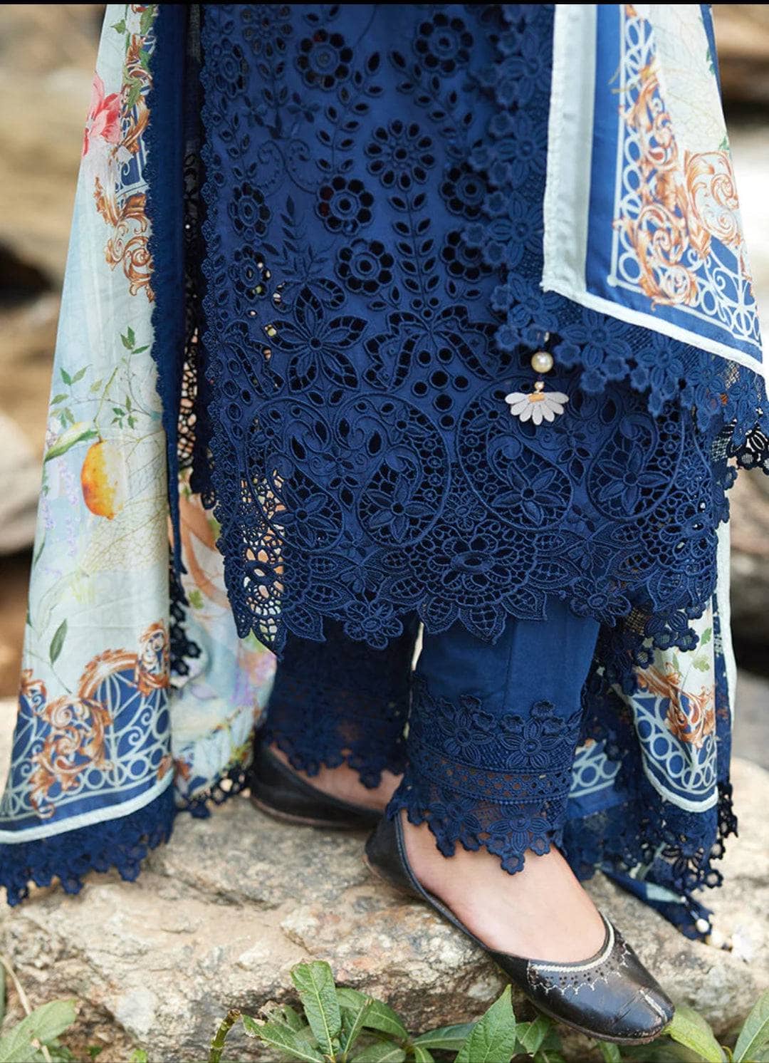 img_image_lawnkari_lawn_23_awwal_boutique