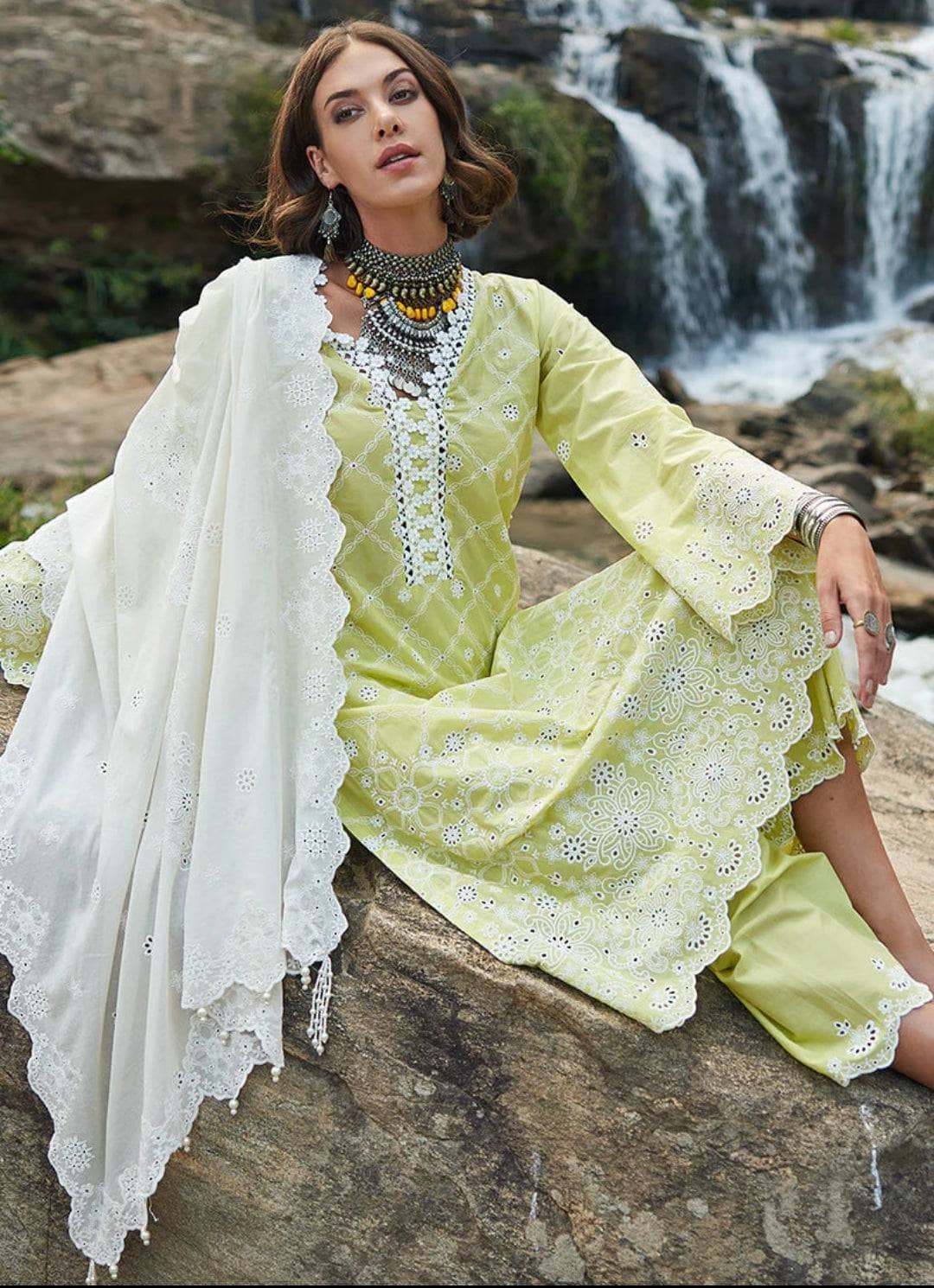 img_image_lawnkari_lawn_23_awwal_boutique