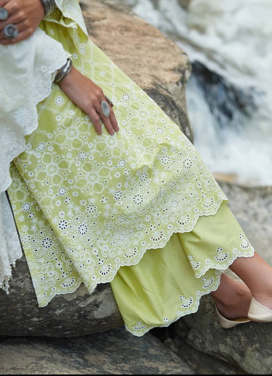 img_image_lawnkari_lawn_23_awwal_boutique