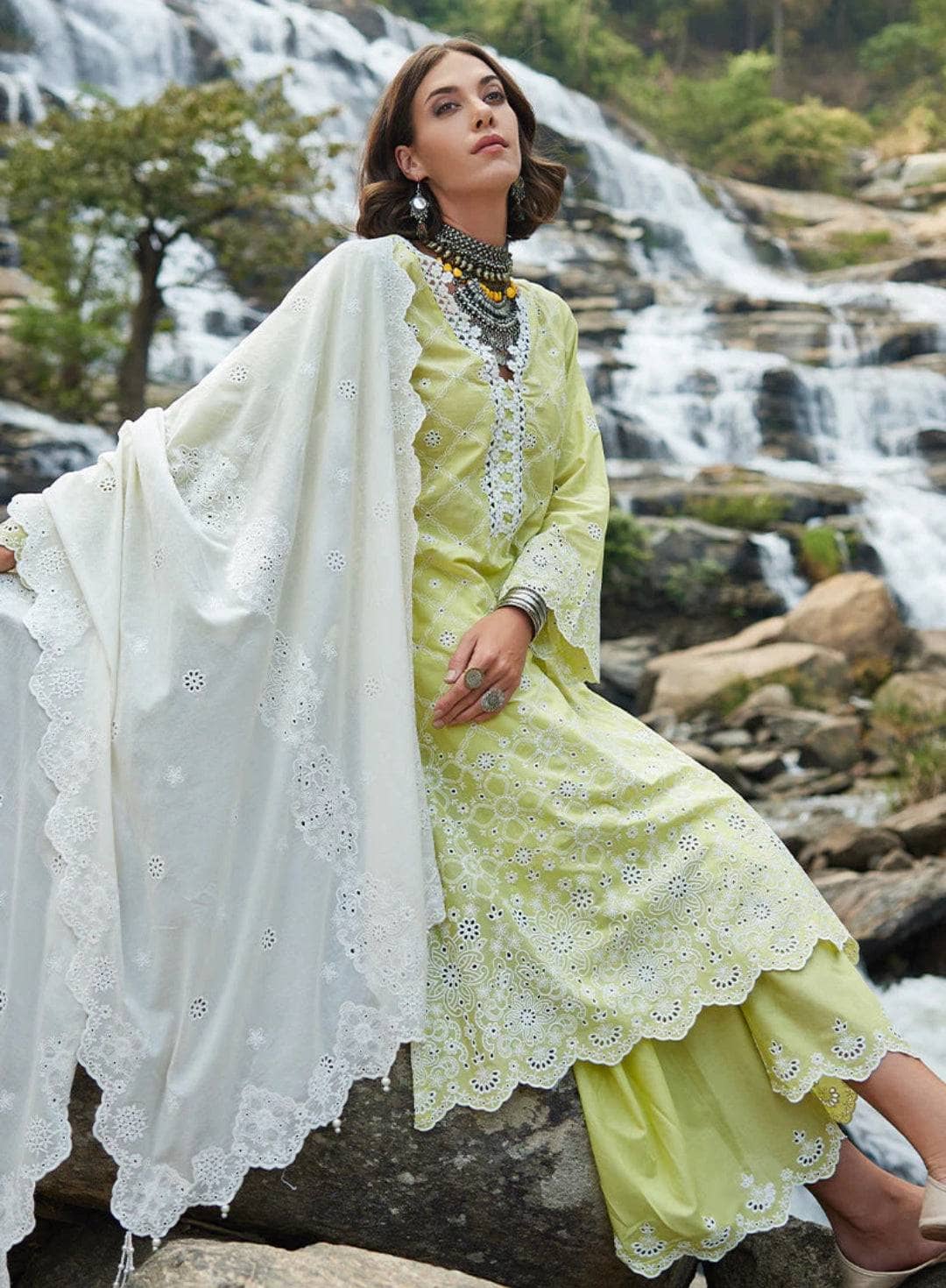 img_image_lawnkari_lawn_23_awwal_boutique