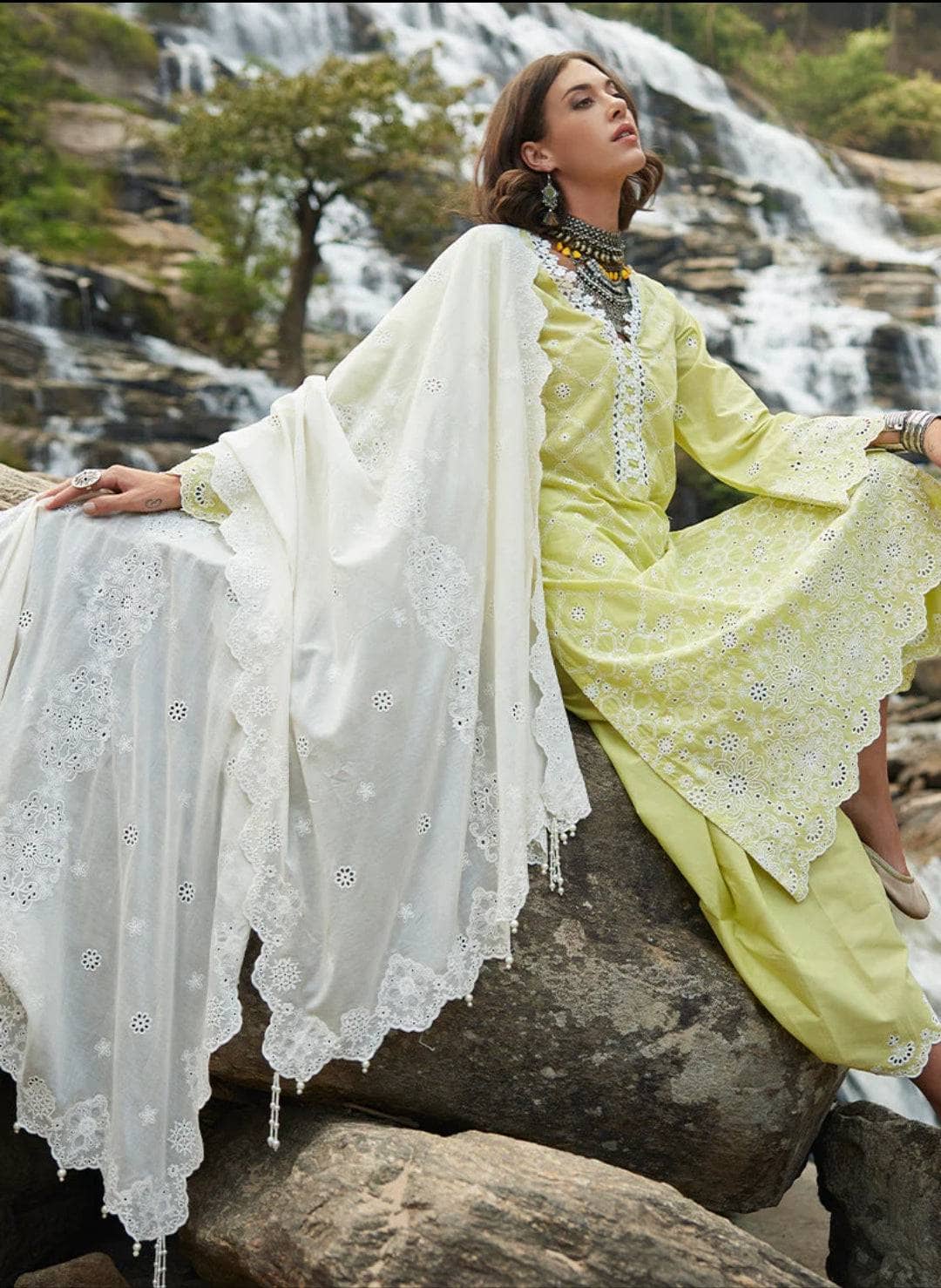 img_image_lawnkari_lawn_23_awwal_boutique