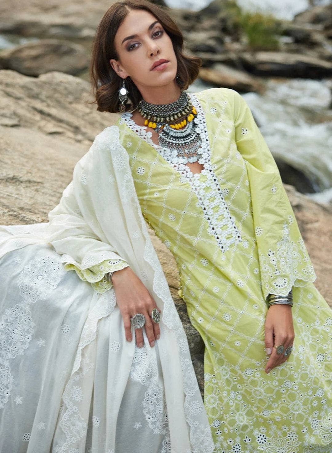 img_image_lawnkari_lawn_23_awwal_boutique