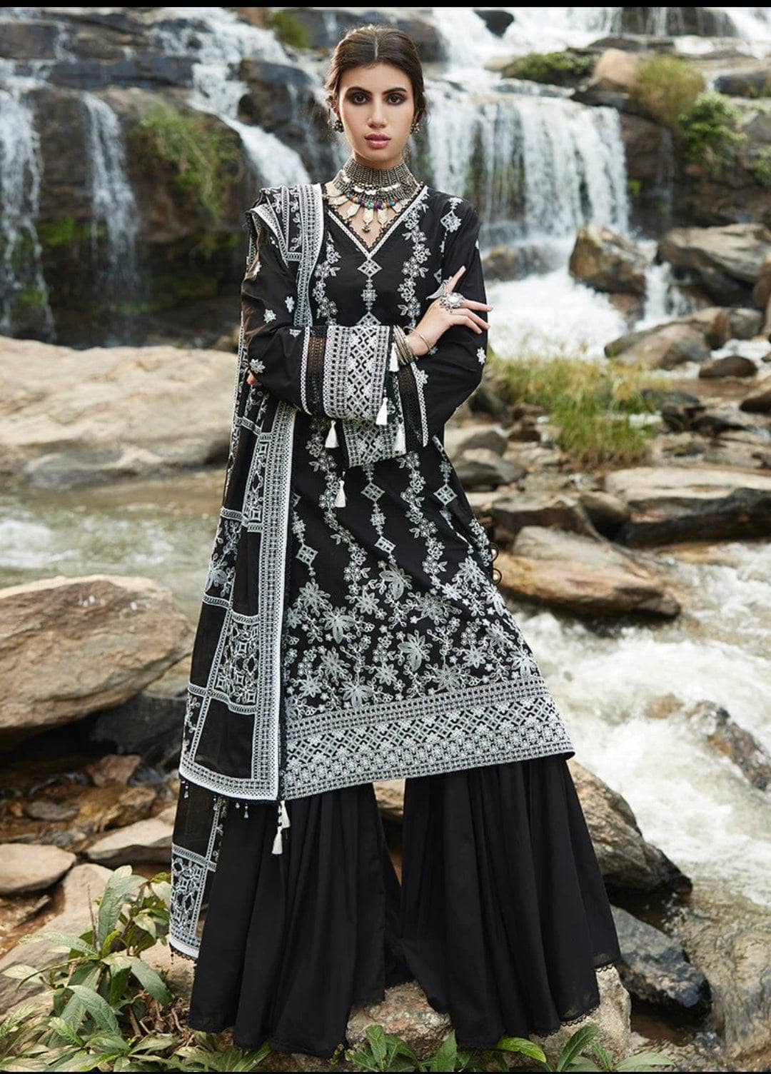 Img_image_lawnkari_lawn_23_awwal_boutique