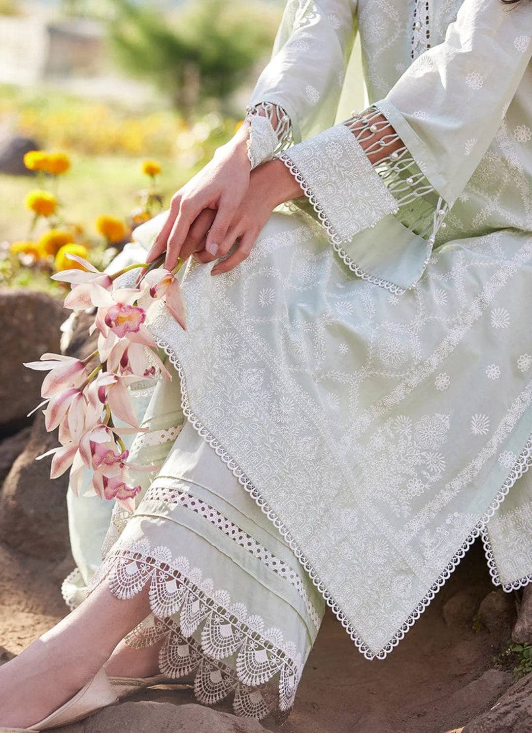 Img_image_lawnkari_23_awwal_boutique