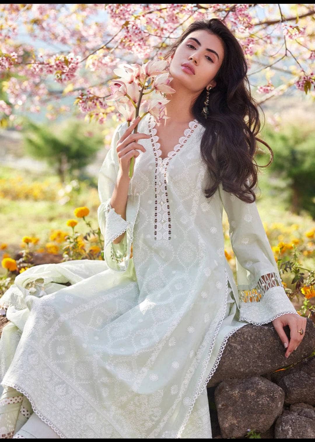 Img_image_lawnkari_23_awwal_boutique