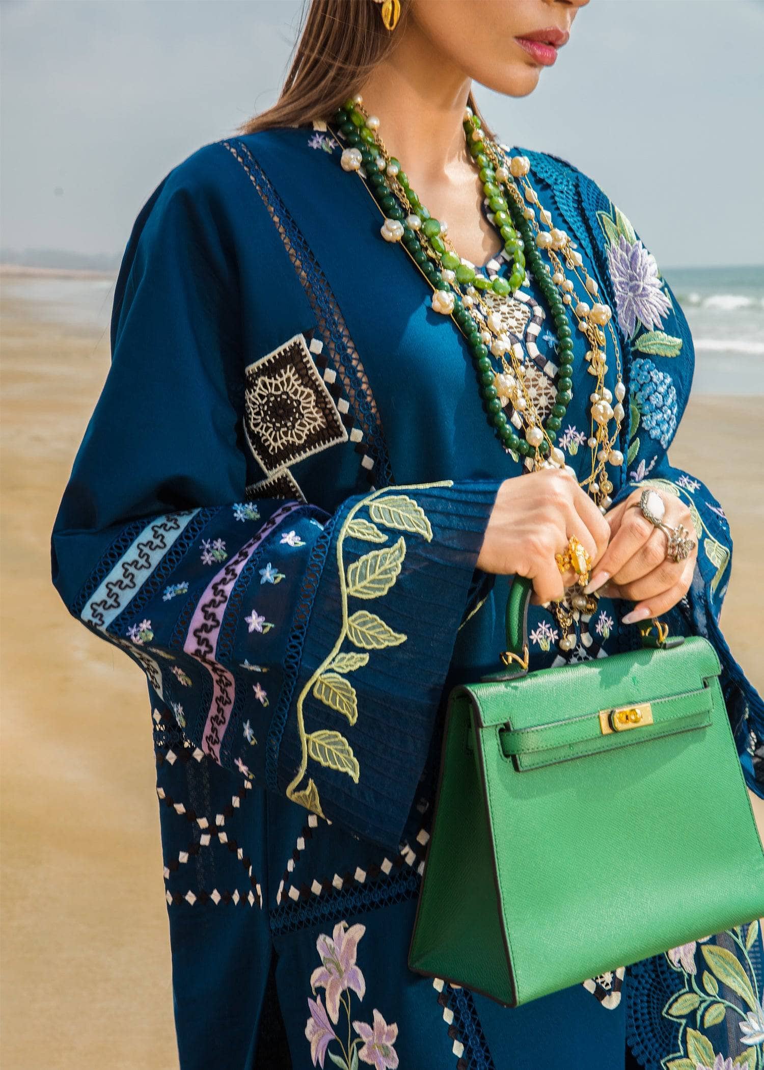 img_crimson_lawn_by_saira_shakira_awwal_boutique